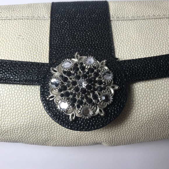 Sondra Roberts white shoulder clutch - Picture 2 of 6